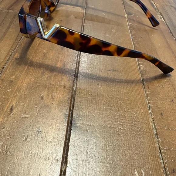 Tortoiseshell Cat Eye Louis Vuitton Sunglasses new - Picture 4 of 5
